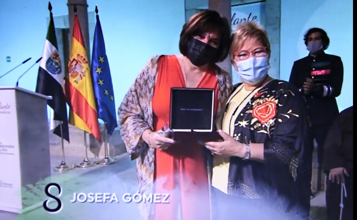 Ana Escudero recoge la Medalla de Extremadura para su madre, de manos de Isabel Manzano. 