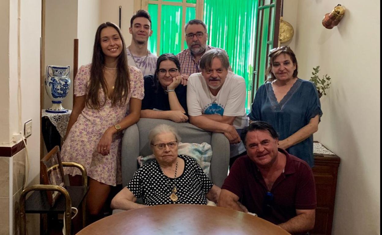 Josefita disfruta de su Medalla y de la compañía de su familia