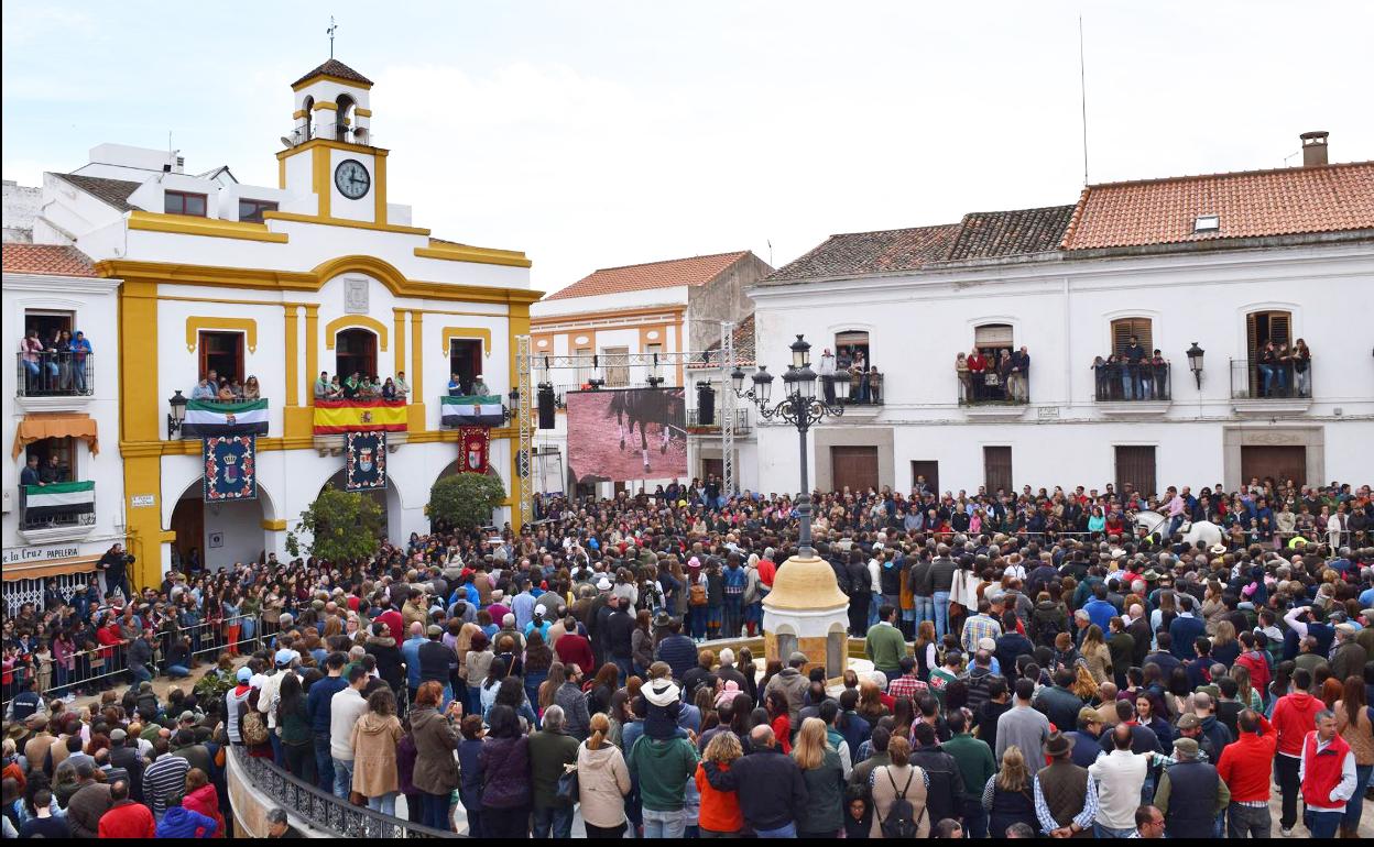 El público congregado en la Plaza de España de Campanario con motivo de la celebración de la Romería.