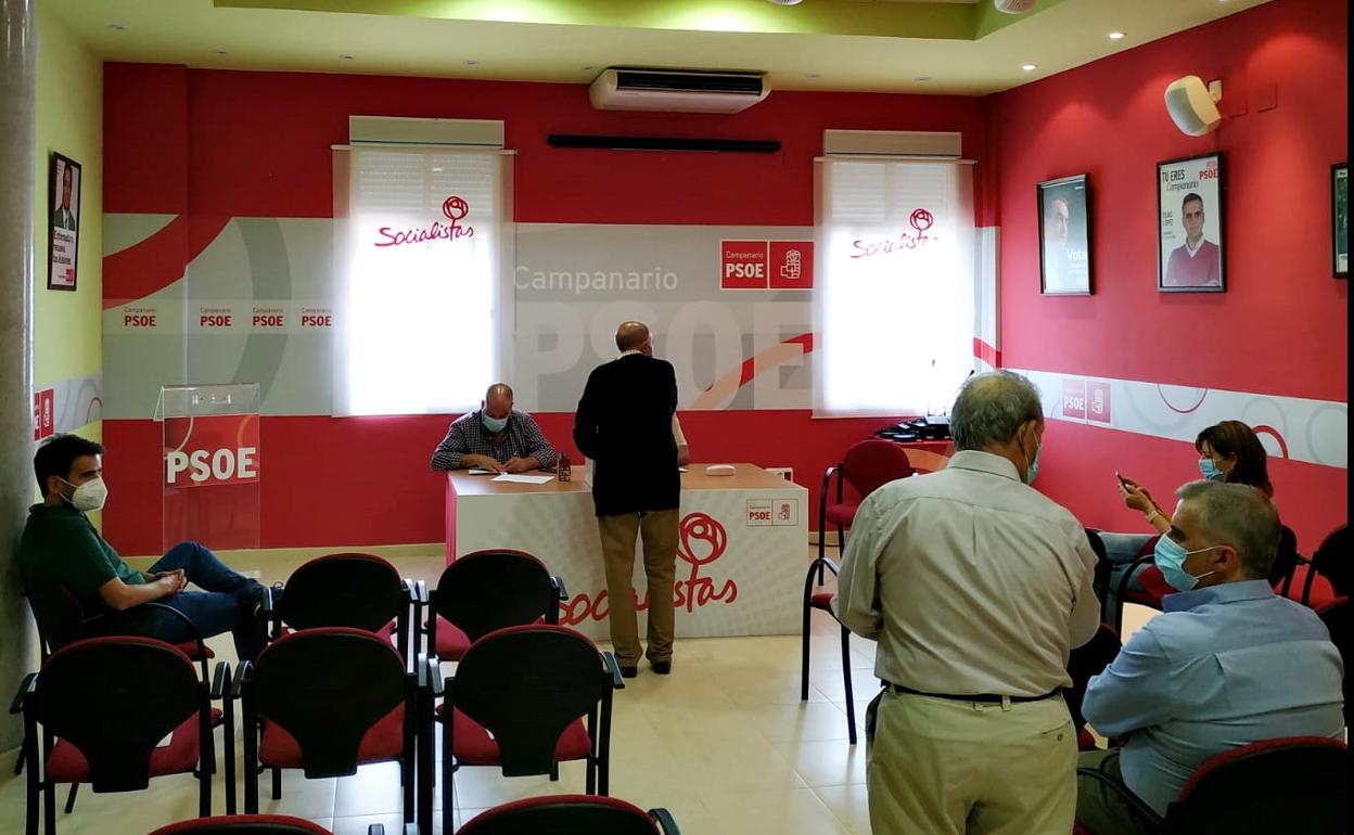 Jornada de votación en la Casa del Pueblo de Campanario. 