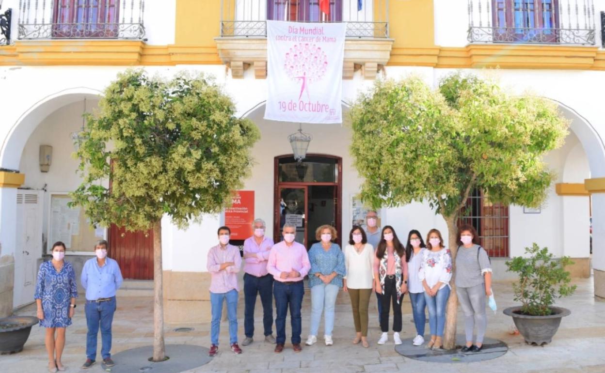 Pancarta en apoyo a la lucha contra el cáncer de mama. 