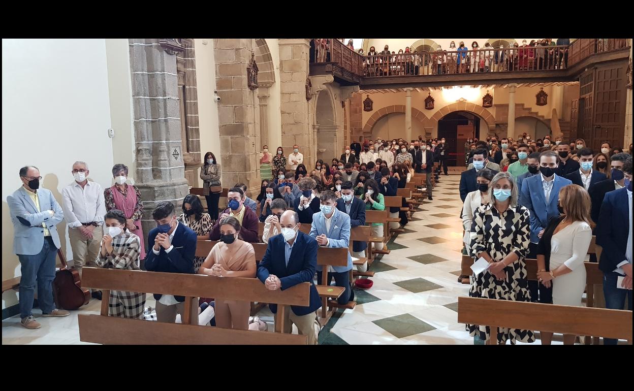 El grupo de confirmandos acompañado por familiares. 