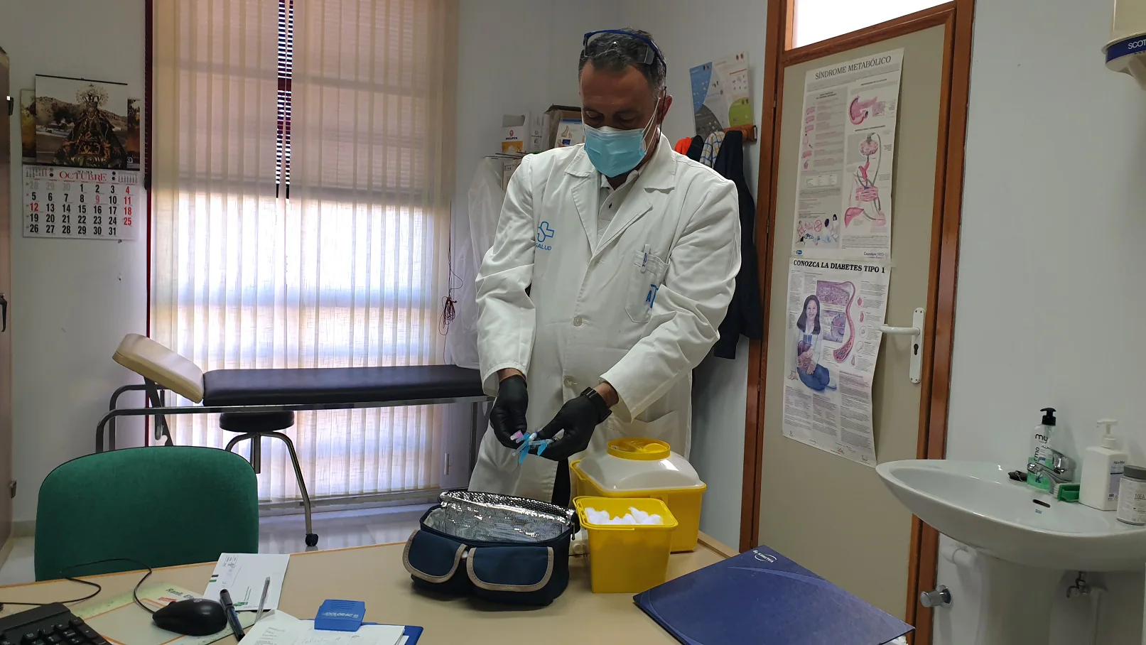 Preparación de vacunas contra la gripe en Campanario. 