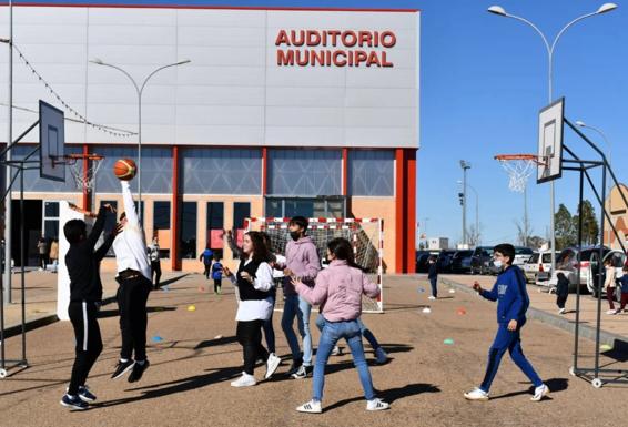 Jóvenes practican deporte delante del Auditorio Municipal. 