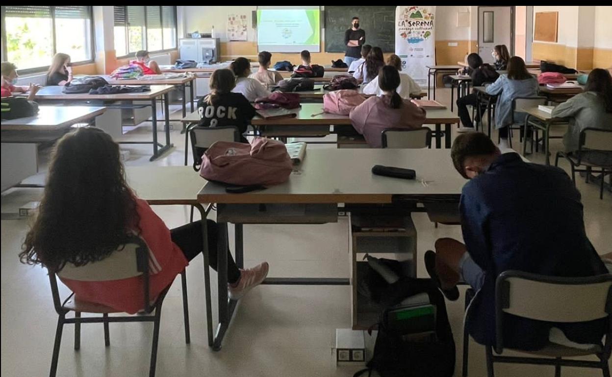 Alumnos asisten a una charla sobre el proyecto 'La Serena, Paisaje Cultural'. 