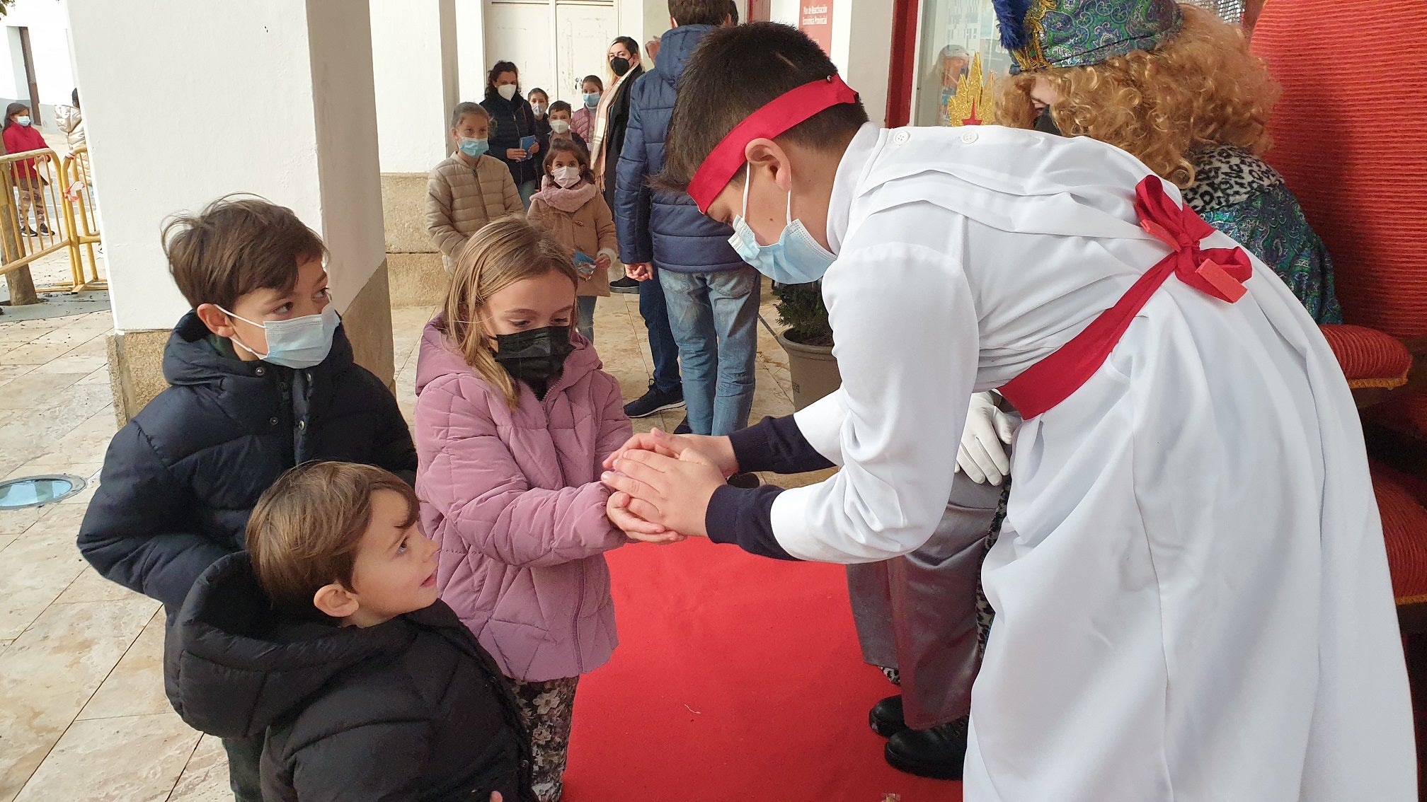 Los pequeños entregaron al Paje Real su carta dirigida a los Reyes Magos. 