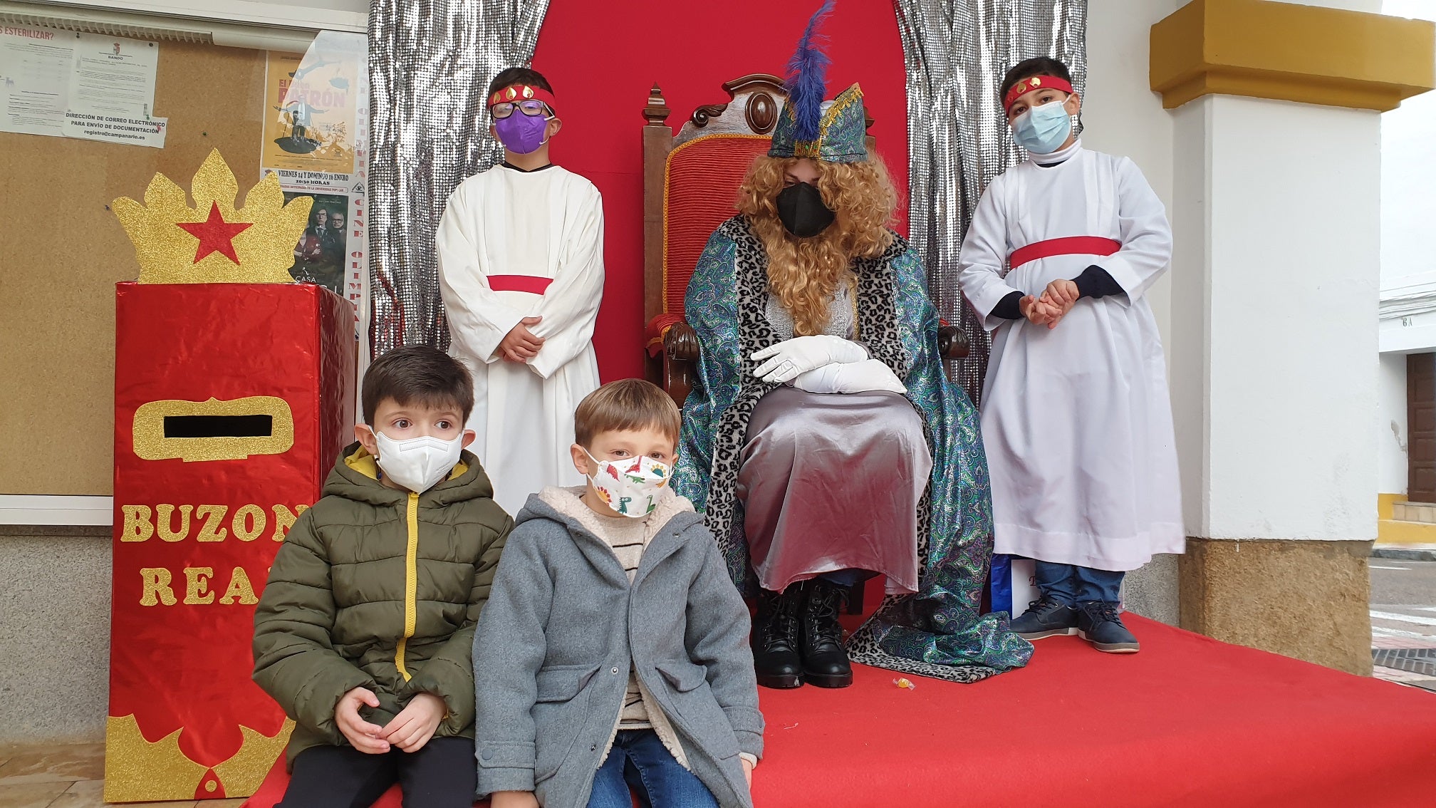 Los pequeños entregaron al Paje Real su carta dirigida a los Reyes Magos. 