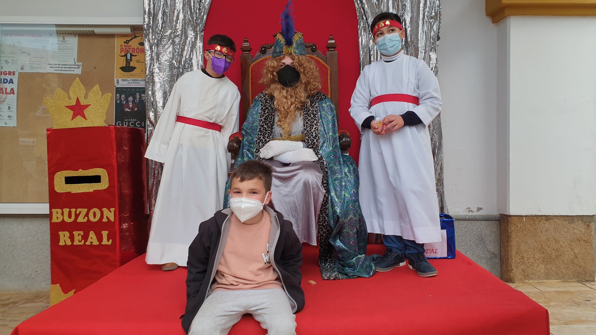 Los pequeños entregaron al Paje Real su carta dirigida a los Reyes Magos. 