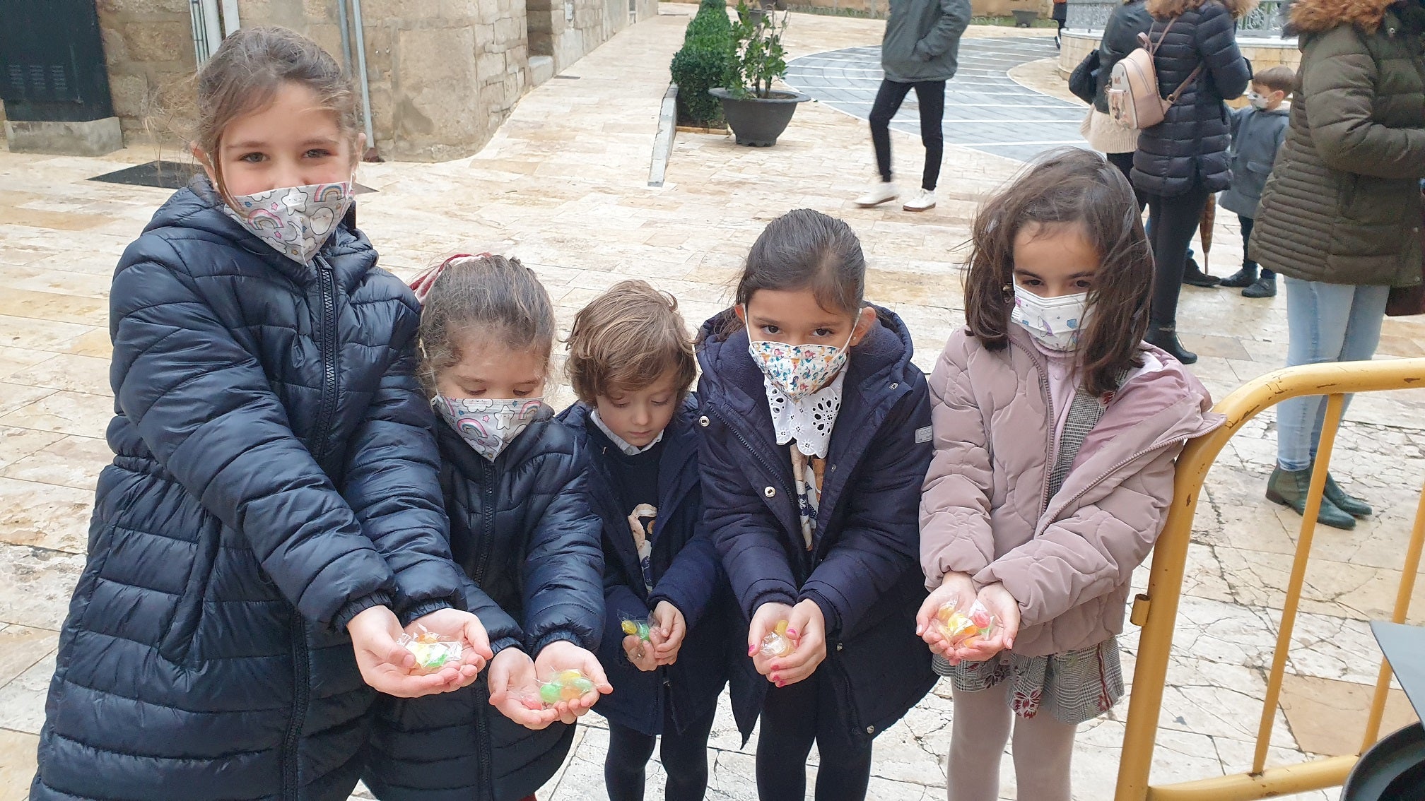 Los pequeños entregaron al Paje Real su carta dirigida a los Reyes Magos. 