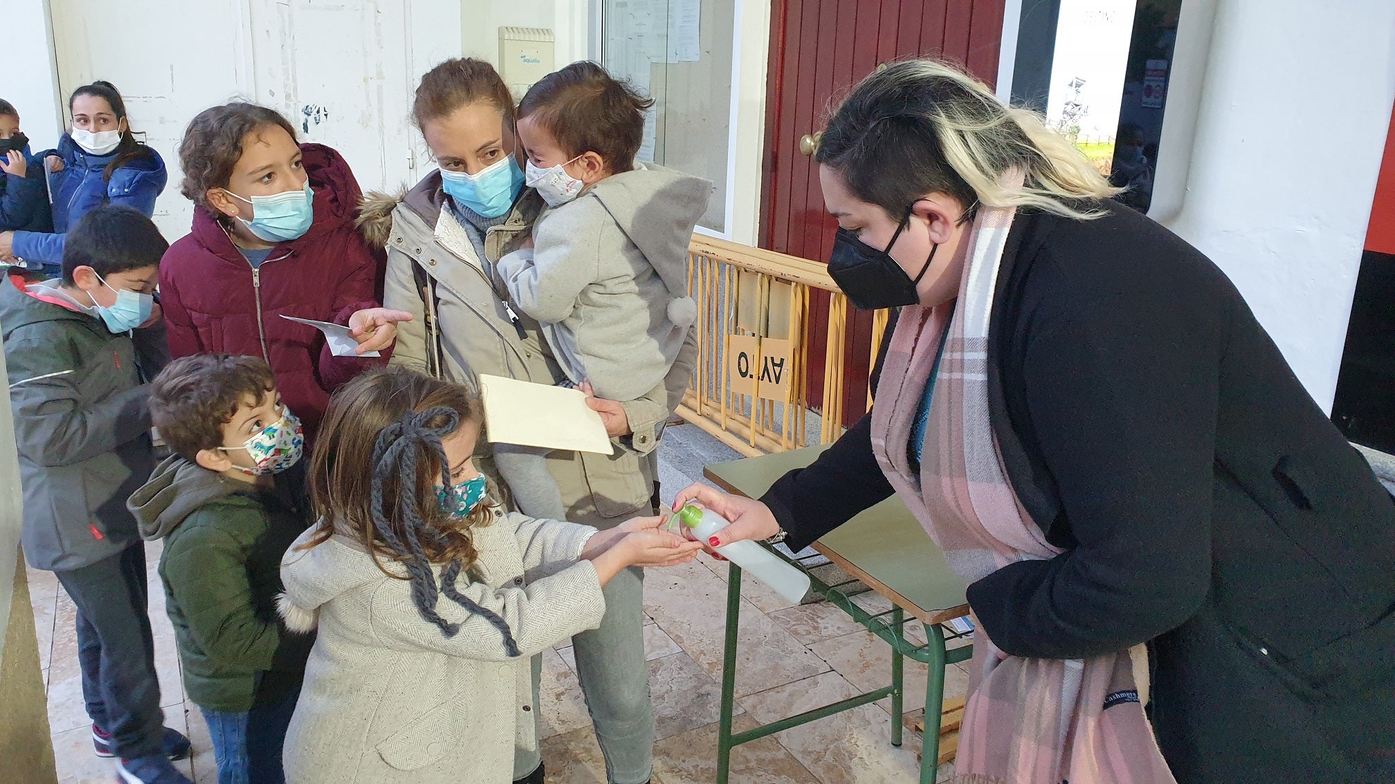 Los pequeños entregaron al Paje Real su carta dirigida a los Reyes Magos. 