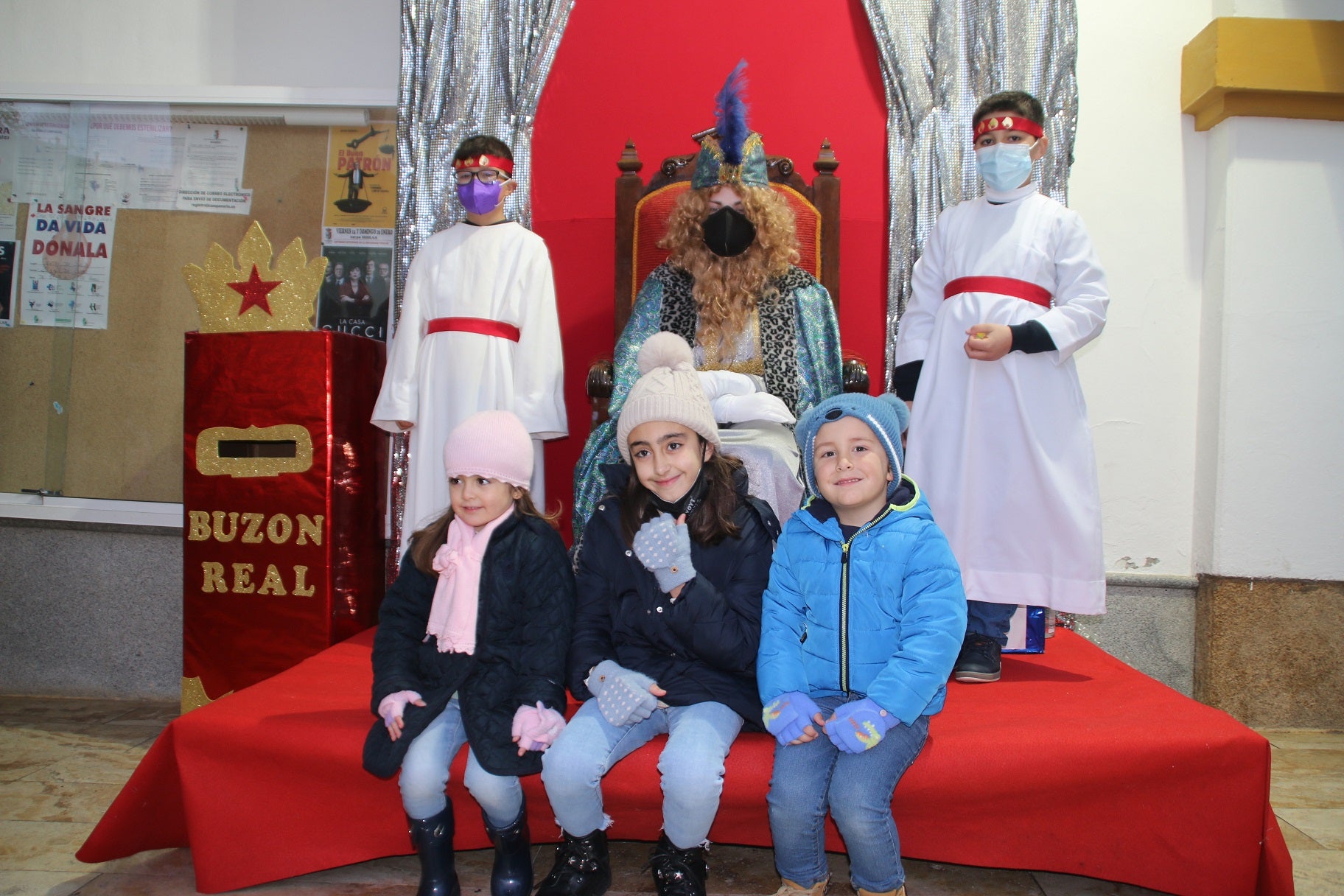 Los pequeños entregaron al Paje Real su carta dirigida a los Reyes Magos. 