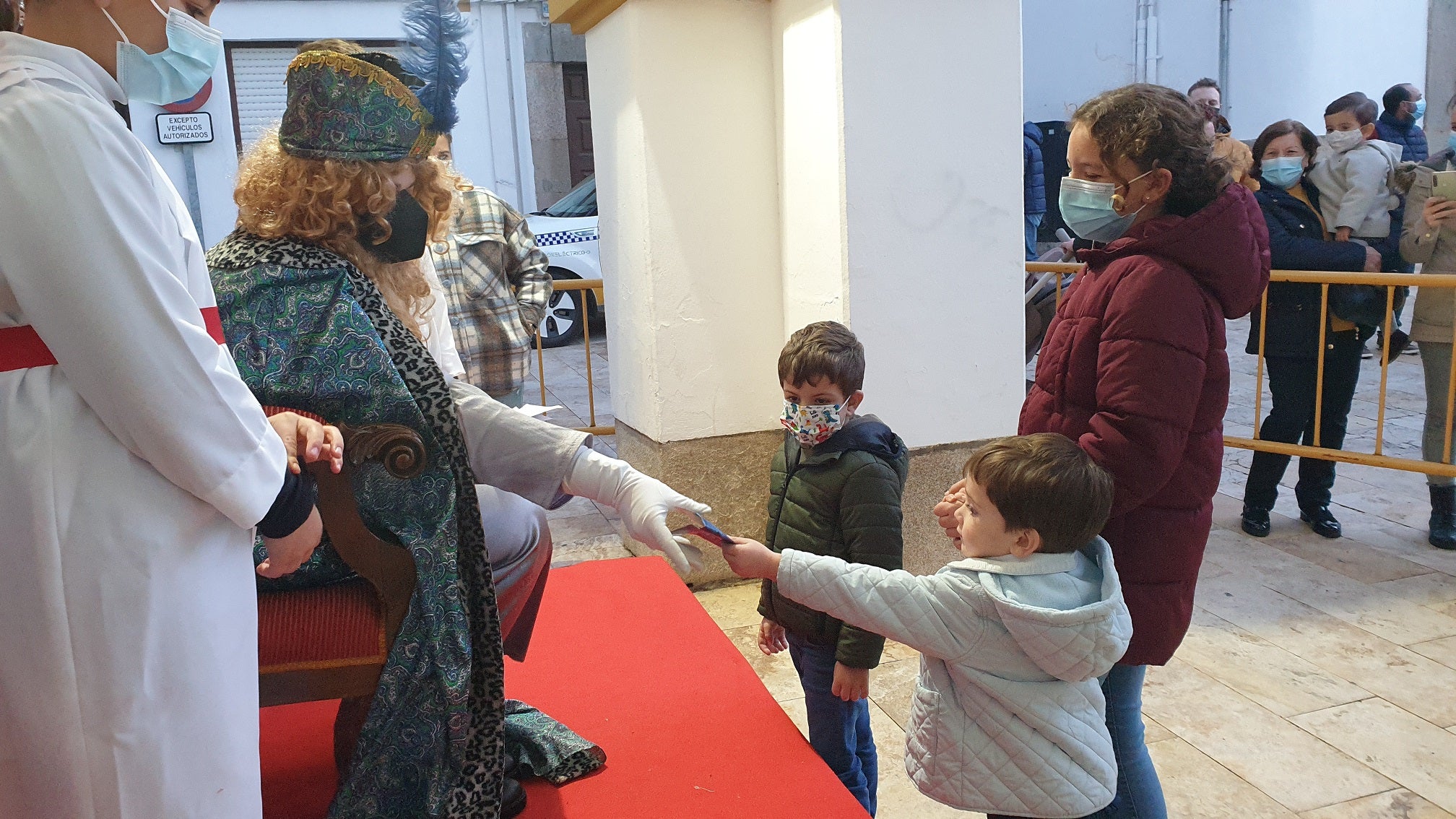 Los pequeños entregaron al Paje Real su carta dirigida a los Reyes Magos. 