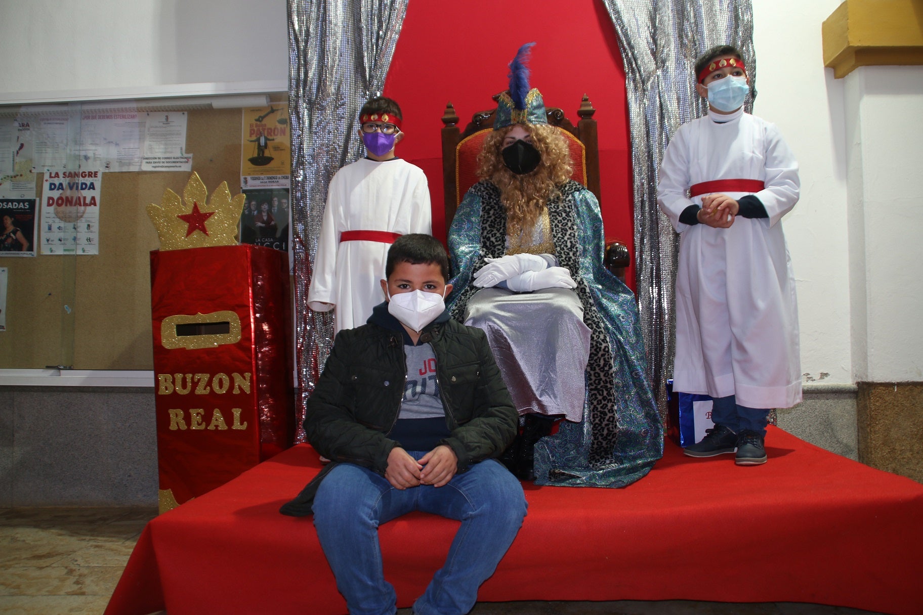 Los pequeños entregaron al Paje Real su carta dirigida a los Reyes Magos. 