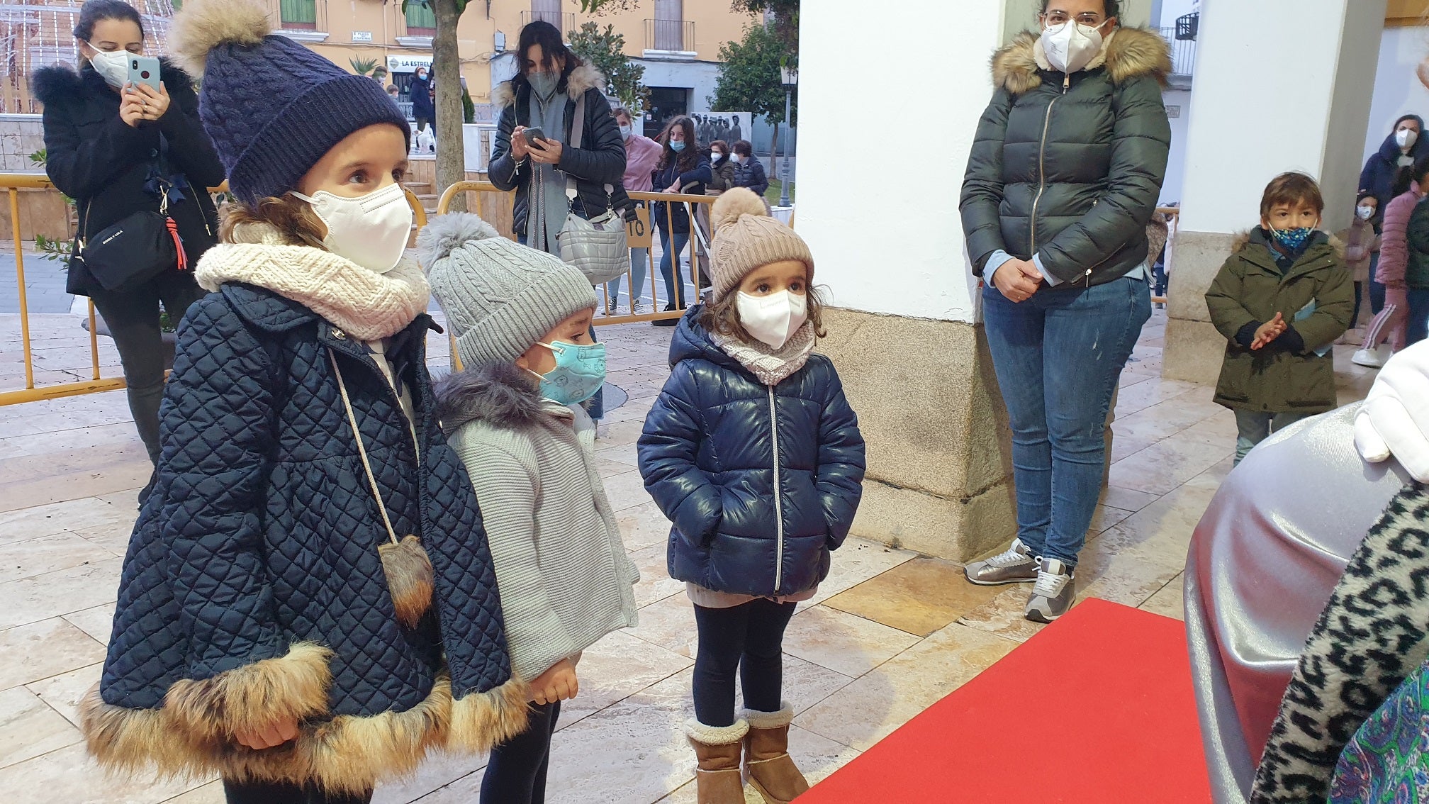 Los pequeños entregaron al Paje Real su carta dirigida a los Reyes Magos. 