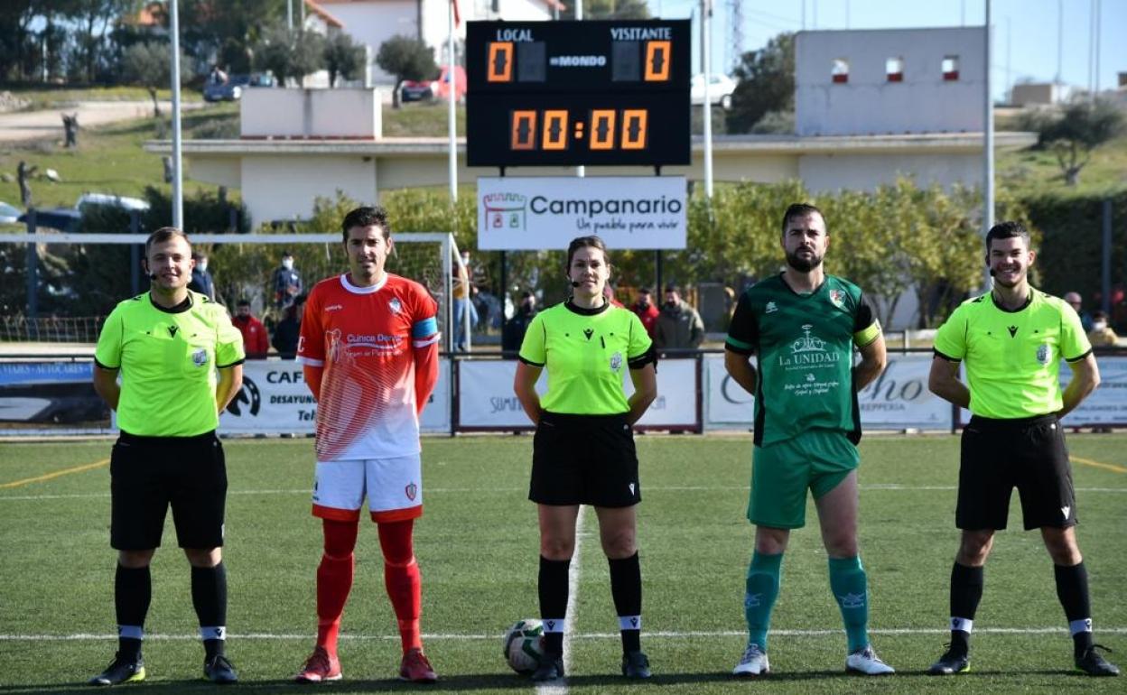 Capitanes de ambos equipos y árbitros. 