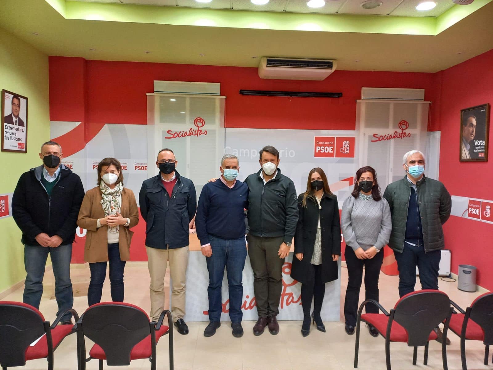 Miembros de la Agrupación Local del PSOE de Campanario junto a Rafael Lemus. 