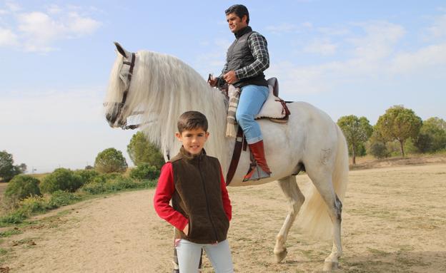Álvaro acudió con su padre a la ruta caballista desde Villar de Rena. 