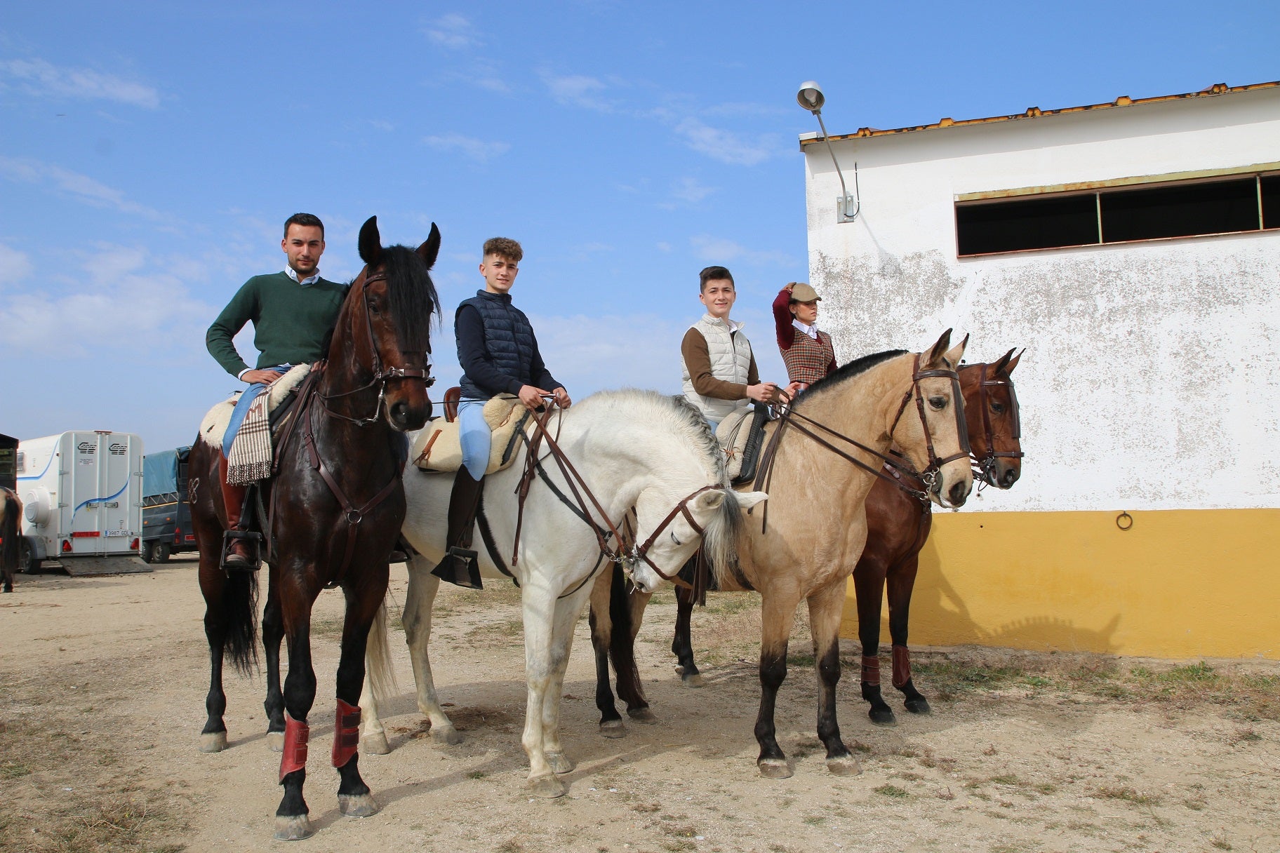 Participantes en la ruta ecuestre hasta la Romería de San Valentín. 