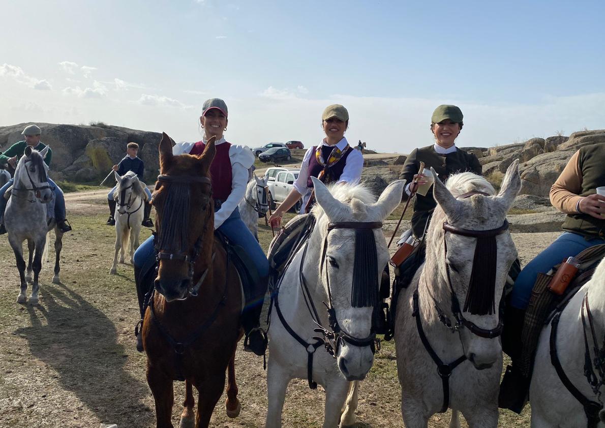 Participantes en la ruta ecuestre hasta la Romería de San Valentín. 