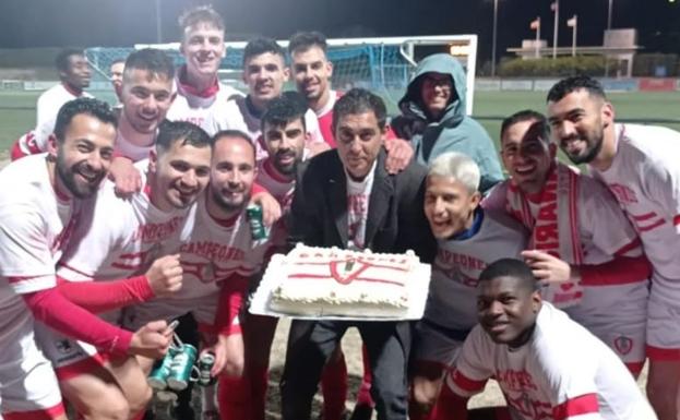 Los jugadores junto al presidente del club, Juan José Murillo. CEDIDA