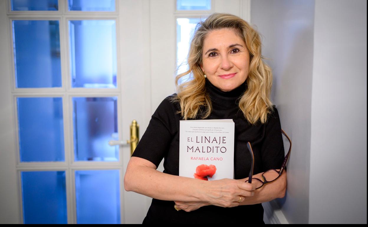 La escritora Rafi Cano muestra su último libro 'El linaje maldito'. 