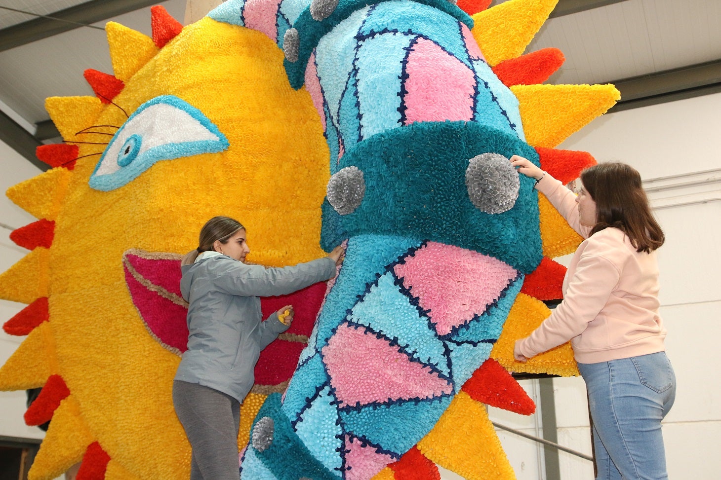 El próximo 18 de abril los campanarienses volverán a recobrar la alegría de su tradicional Romería de Piedraescrita, Fiesta de Interés Turístico Regional. Hasta entonces, muchos de sus vecinos trabajan día y noche para que las carrozas estén a punto. Un trabajo artesano a base de papeles de colores que dan un gran atractivo a esta fiesta única.