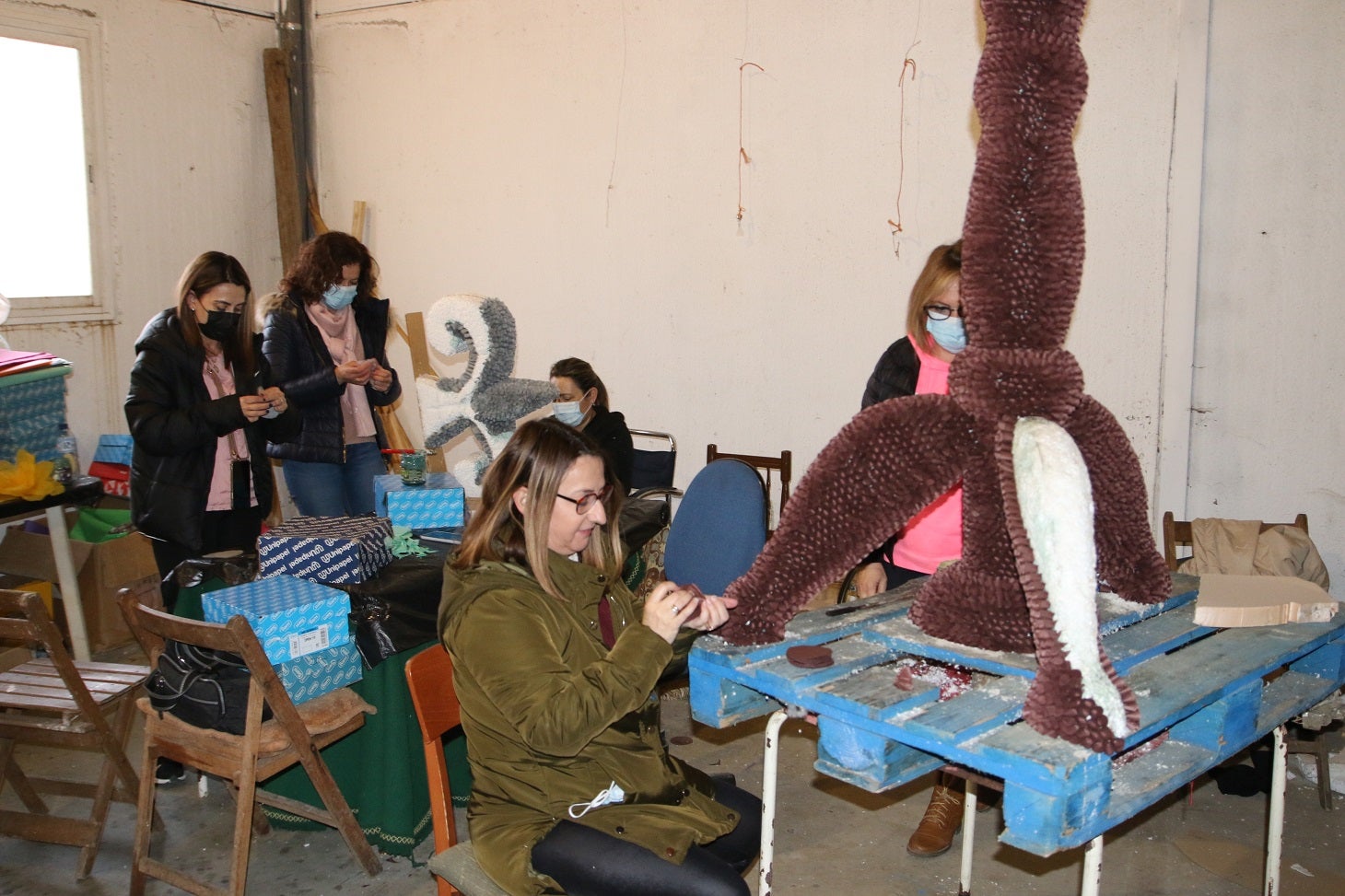El próximo 18 de abril los campanarienses volverán a recobrar la alegría de su tradicional Romería de Piedraescrita, Fiesta de Interés Turístico Regional. Hasta entonces, muchos de sus vecinos trabajan día y noche para que las carrozas estén a punto. Un trabajo artesano a base de papeles de colores que dan un gran atractivo a esta fiesta única.