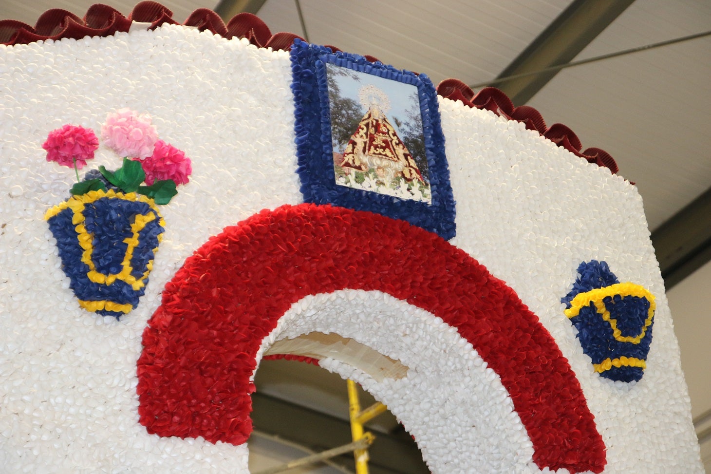 El próximo 18 de abril los campanarienses volverán a recobrar la alegría de su tradicional Romería de Piedraescrita, Fiesta de Interés Turístico Regional. Hasta entonces, muchos de sus vecinos trabajan día y noche para que las carrozas estén a punto. Un trabajo artesano a base de papeles de colores que dan un gran atractivo a esta fiesta única.