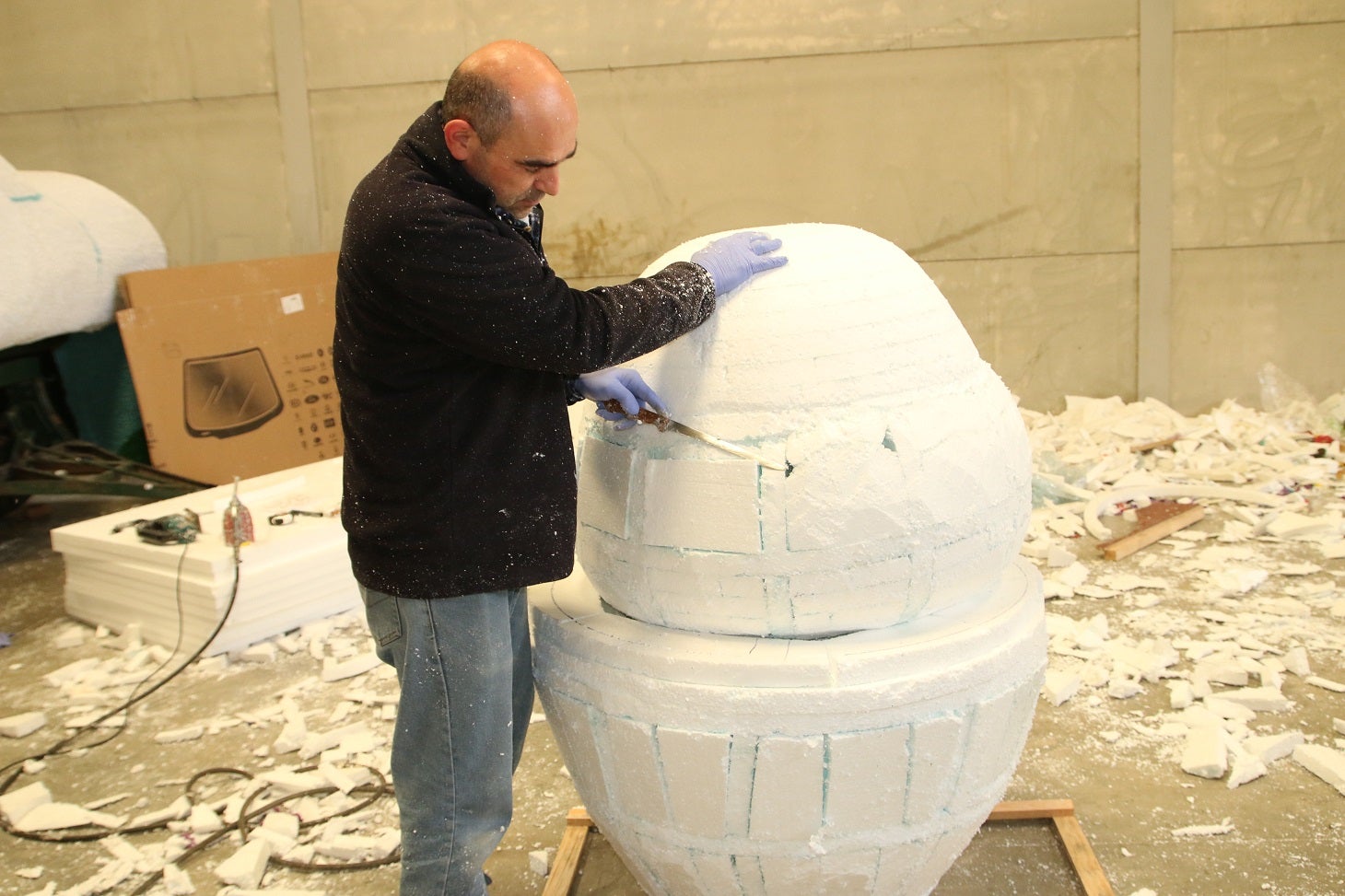 El próximo 18 de abril los campanarienses volverán a recobrar la alegría de su tradicional Romería de Piedraescrita, Fiesta de Interés Turístico Regional. Hasta entonces, muchos de sus vecinos trabajan día y noche para que las carrozas estén a punto. Un trabajo artesano a base de papeles de colores que dan un gran atractivo a esta fiesta única.