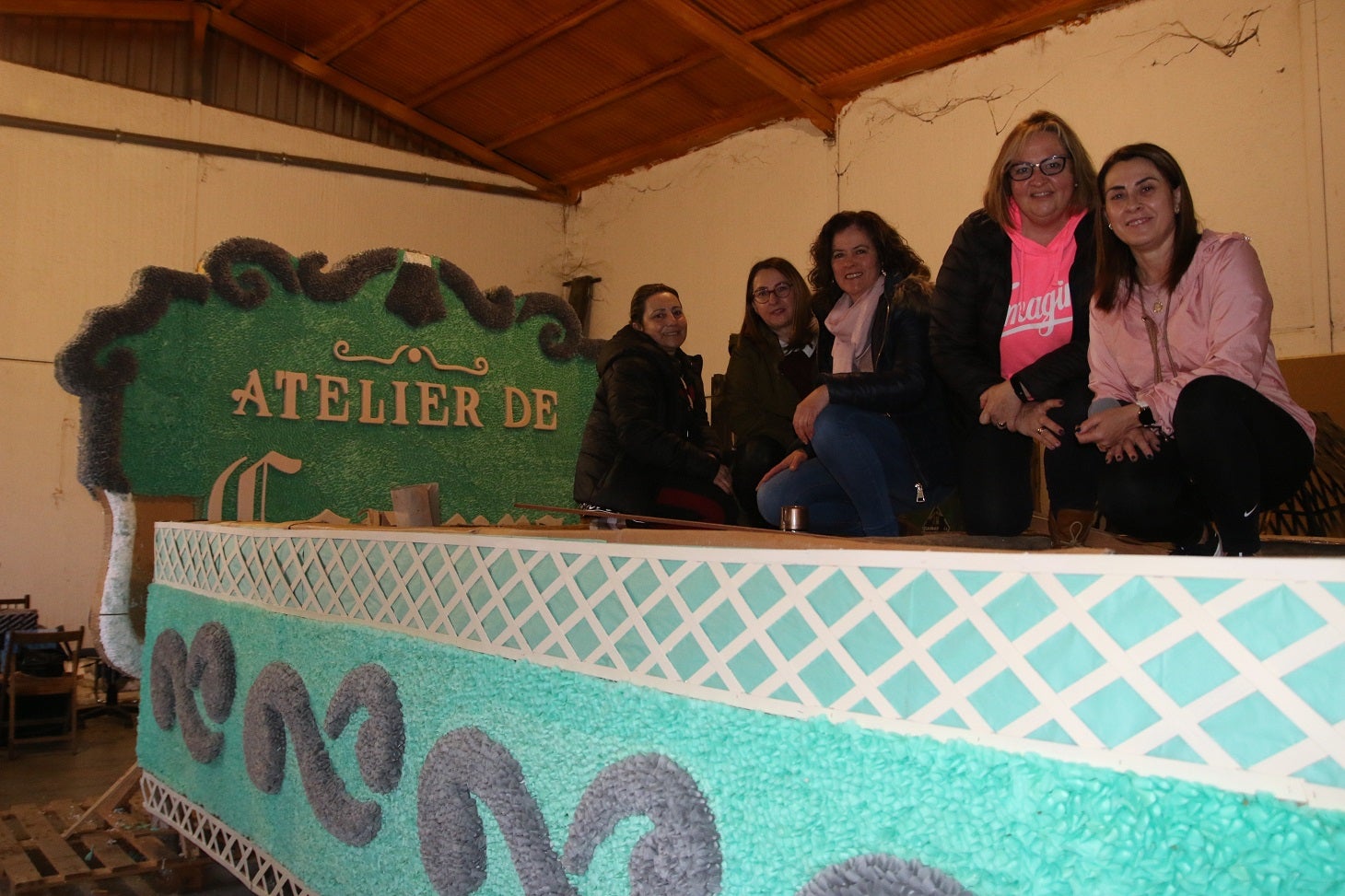 El próximo 18 de abril los campanarienses volverán a recobrar la alegría de su tradicional Romería de Piedraescrita, Fiesta de Interés Turístico Regional. Hasta entonces, muchos de sus vecinos trabajan día y noche para que las carrozas estén a punto. Un trabajo artesano a base de papeles de colores que dan un gran atractivo a esta fiesta única.
