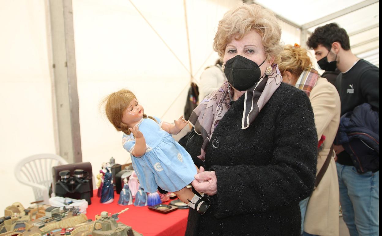 Maruja González muestra una de las muñecas por las que se interesó en la Feria del Coleccionismo. 