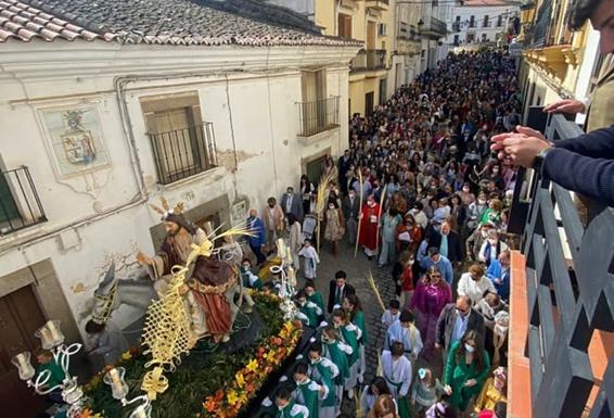 Cientos de campanarienses acompañaron el paso en el Domingo de Ramos. 