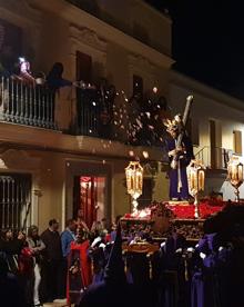 Imagen secundaria 2 - Muchos vecinos contemplarn la procesión desde sus ventanas y balcones, desde donde también lanzaron pétalos de flores a las imágenes. 