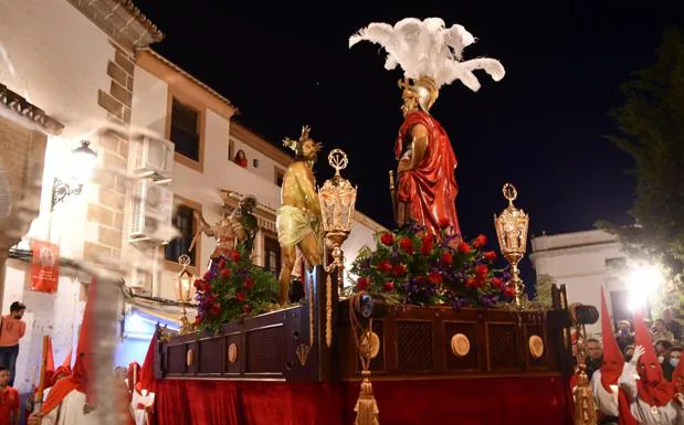 Paso de Jesús Cautivo en procesión por las calles de Campanario. 