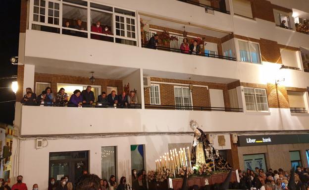 Imagen principal - Muchos vecinos contemplarn la procesión desde sus ventanas y balcones, desde donde también lanzaron pétalos de flores a las imágenes. 