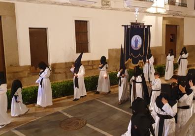 Imagen secundaria 1 - Muchos vecinos contemplarn la procesión desde sus ventanas y balcones, desde donde también lanzaron pétalos de flores a las imágenes. 