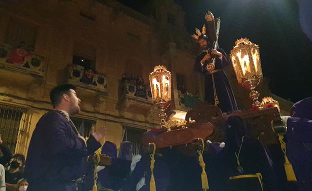 Gaspar Trenado cantó una saeta a las imágenes a pie de calle. 