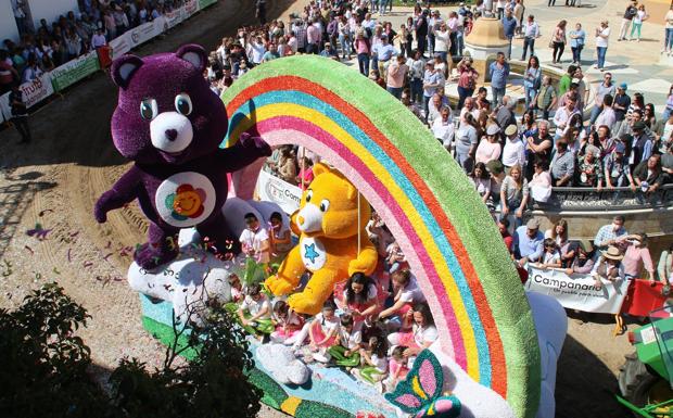Imagen principal - Carroza 'Los ososo amorosos' (arriba), carroza ' El sombrero de Willy Wonka' (izquierda) y jinetes a caballo (derehca). 