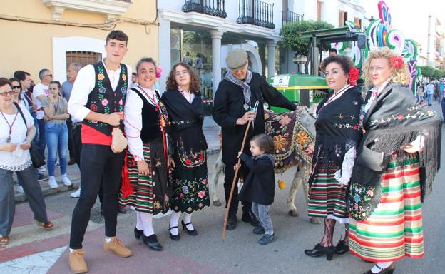 Imagen principal - Muchso vecinos lucieron los trajes regionales y vistieron a los caballos con las tradicionales 'caídas'. 