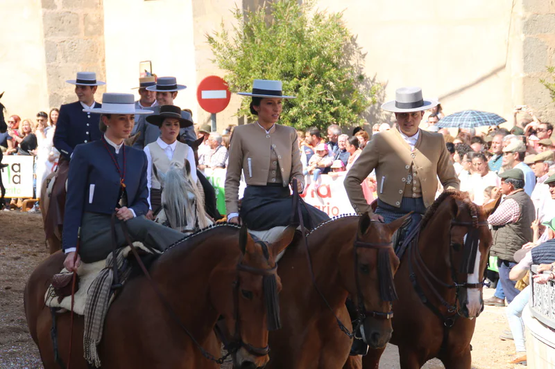 Desfile de caballos, jinetes y amazonas en la Plaza de España de Campanario.