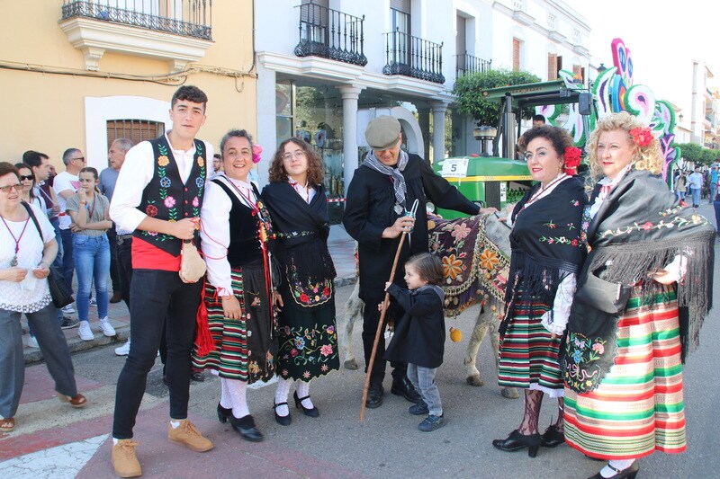 Desfile de caballos, jinetes y amazonas en la Plaza de España de Campanario.