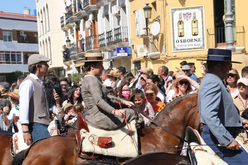 Desfile de caballos, jinetes y amazonas en la Plaza de España de Campanario.