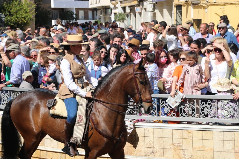 Desfile de caballos, jinetes y amazonas en la Plaza de España de Campanario.