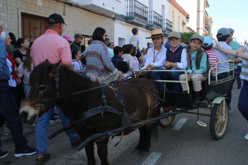 Desfile de caballos, jinetes y amazonas en la Plaza de España de Campanario.