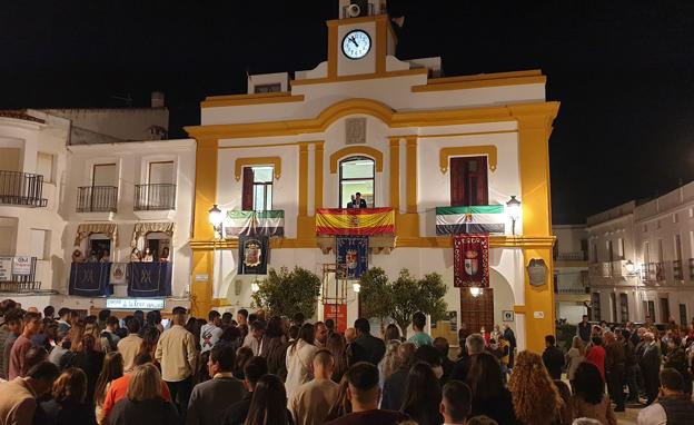 Francisco José Martín pronunció su bienenida a la Virgen desde el balcón del Ayuntamiento. 