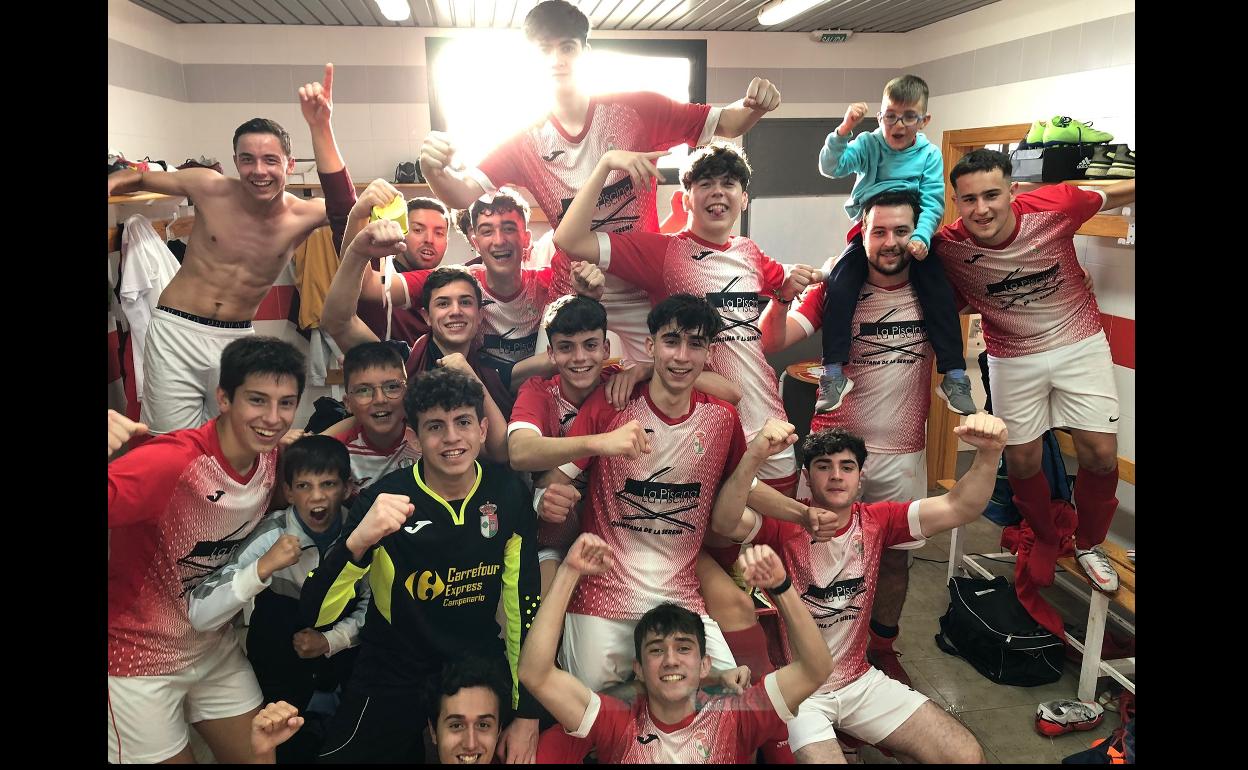 El equipo Juvenil celebra la permanencia tras el último partido. 