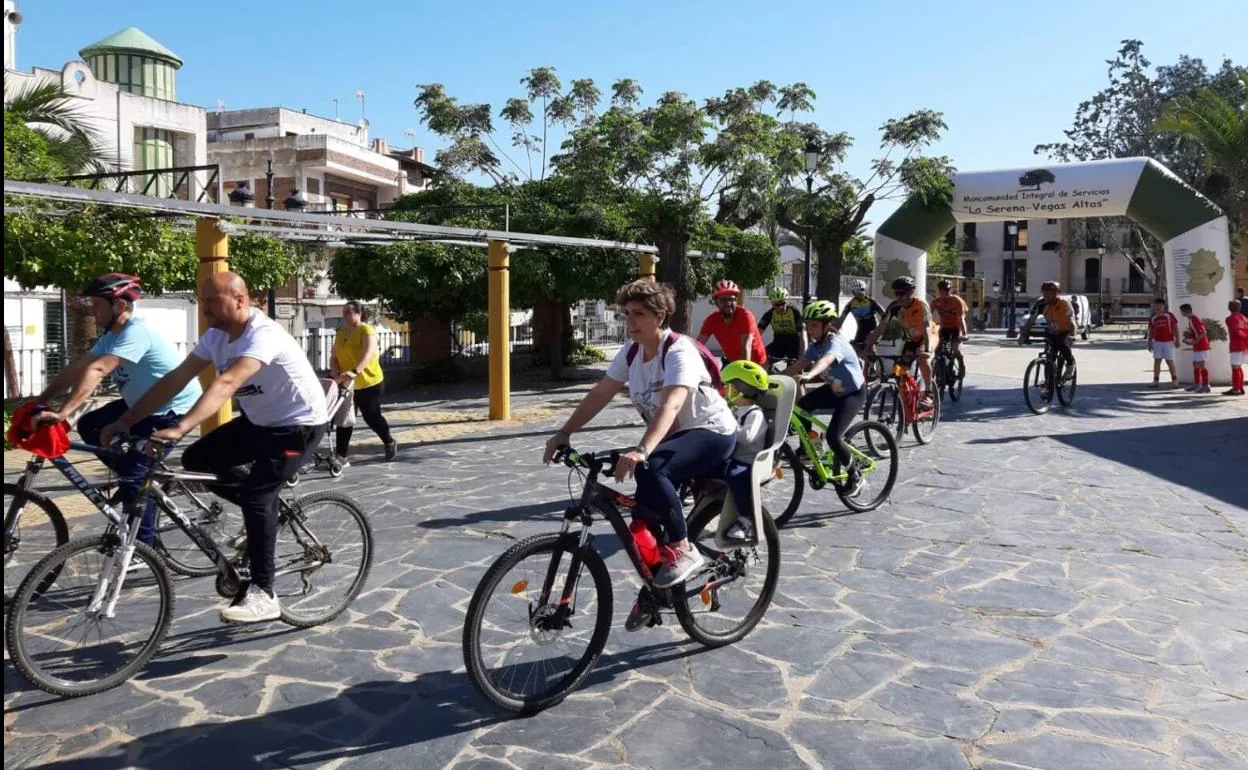 Participantes en el Día de la Bicicleta en Campanario. 