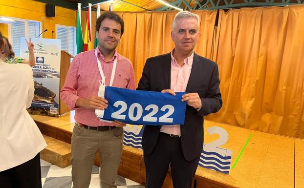 Raúl Ayuso y Elías López con la bandera. 