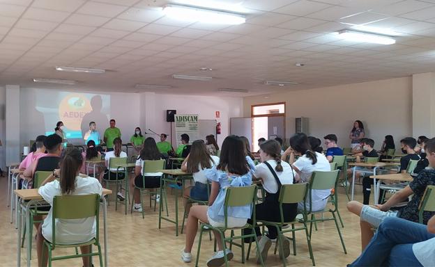 Asistentes a la charla de ADISCAM en el IES Bartolomé José Gallardo. 