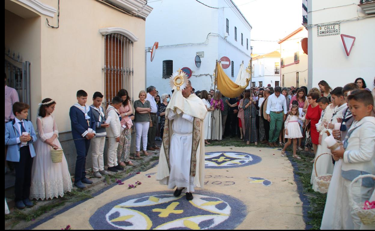 El párroco lleva el Santísimo Sacramento al altar. 